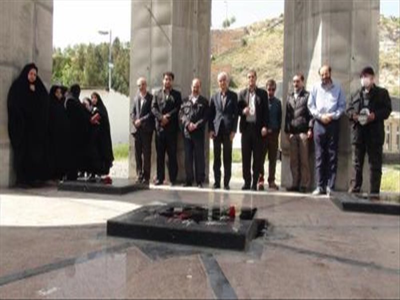 غبارروبی مزار شهدای گمنام دانشگاه 96/7/8